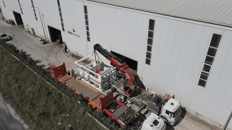 Máquina de bloques de concreto en montaje en la fábrica de İbar Makina
