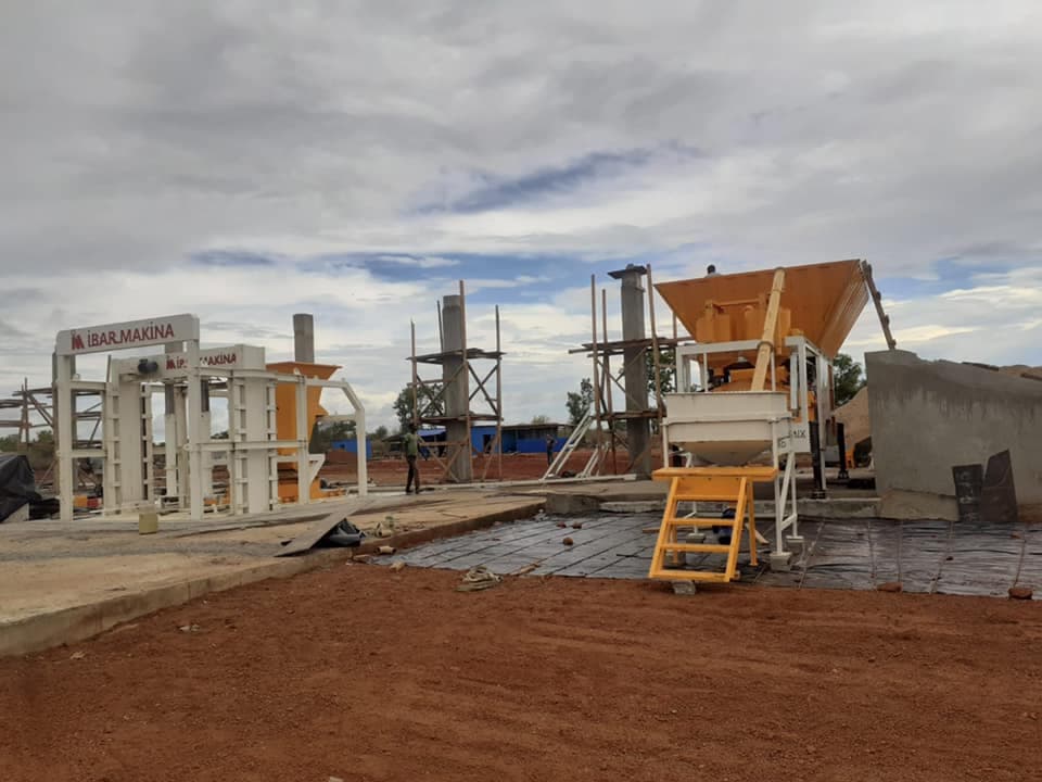 Installation d'une machine à tuyaux en béton CPM 1600 et d'une centrale à béton Mobile 30