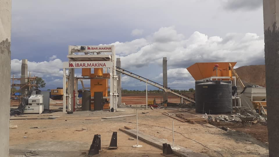 Installation d'une machine à tuyaux en béton CPM 1600 et d'une centrale à béton Mobile 30