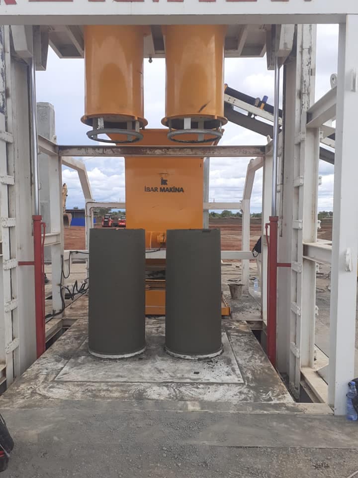 Installation d'une machine à tuyaux en béton CPM 1600 et d'une centrale à béton Mobile 30