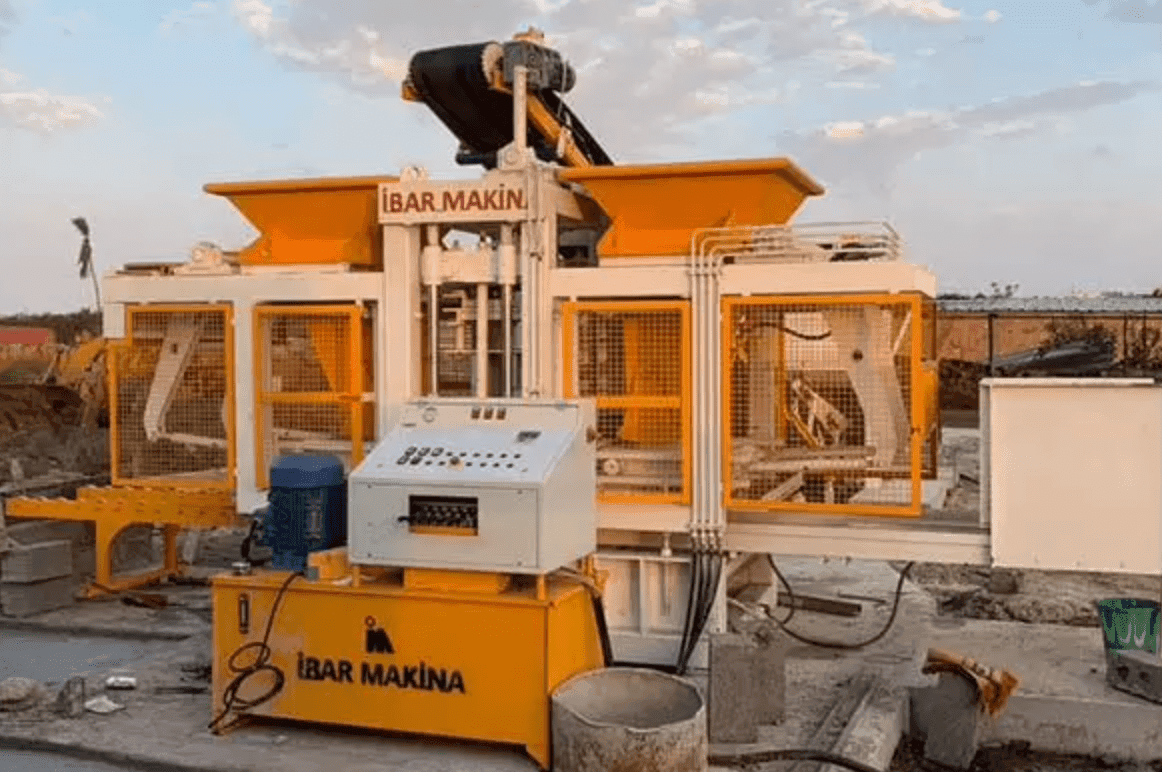 Installation de la machine à parpaings et à pavés CBM 12-2 au Sénégal