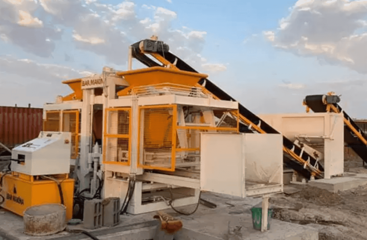Installation de la machine à parpaings et à pavés CBM 12-2 au Sénégal