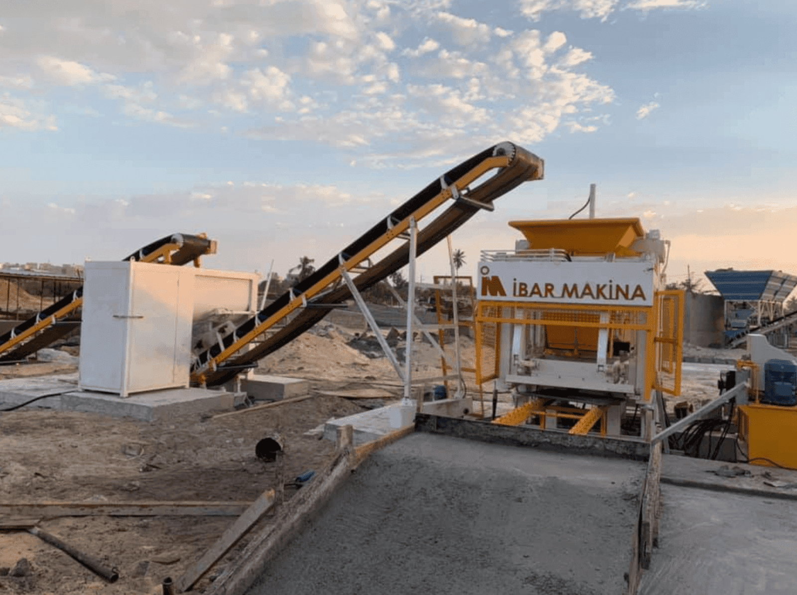 Installation de la machine à parpaings et à pavés CBM 12-2 au Sénégal