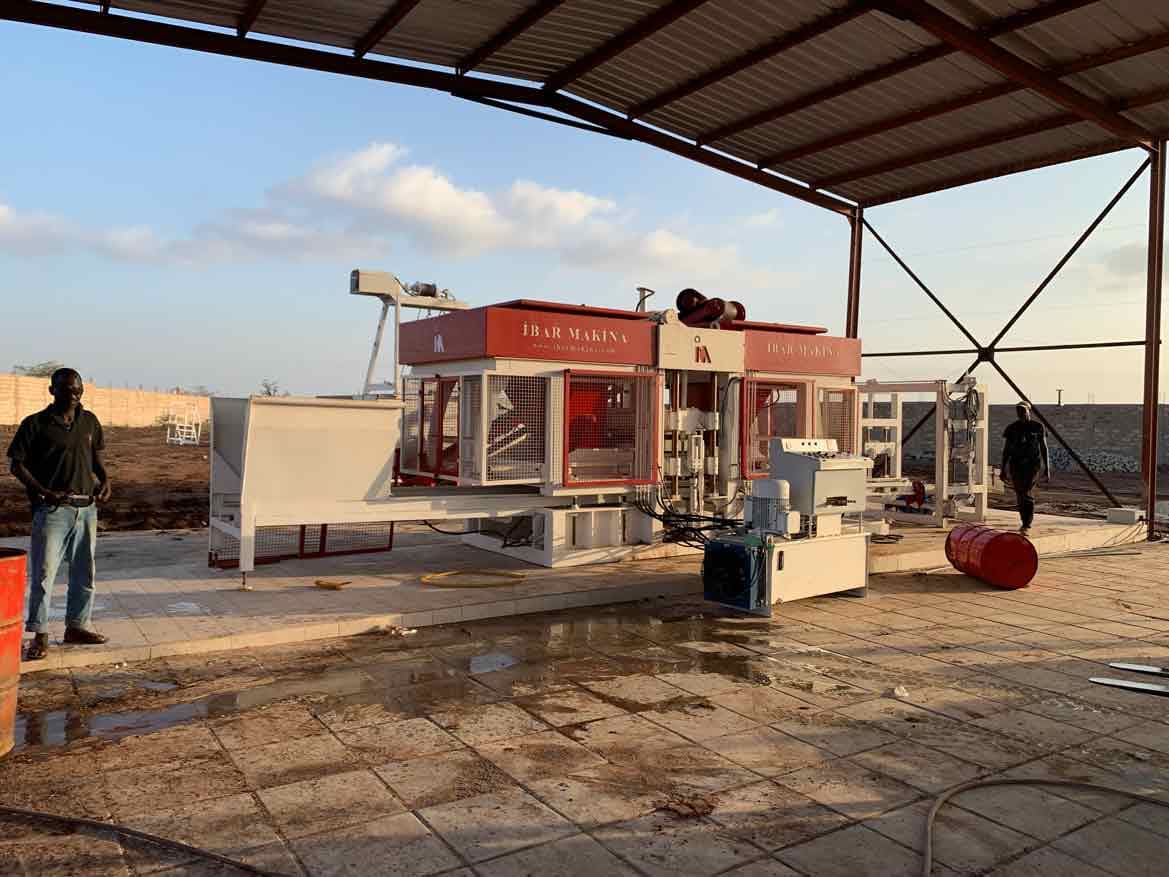 Installation d'une machine à parpaings au Sénégal