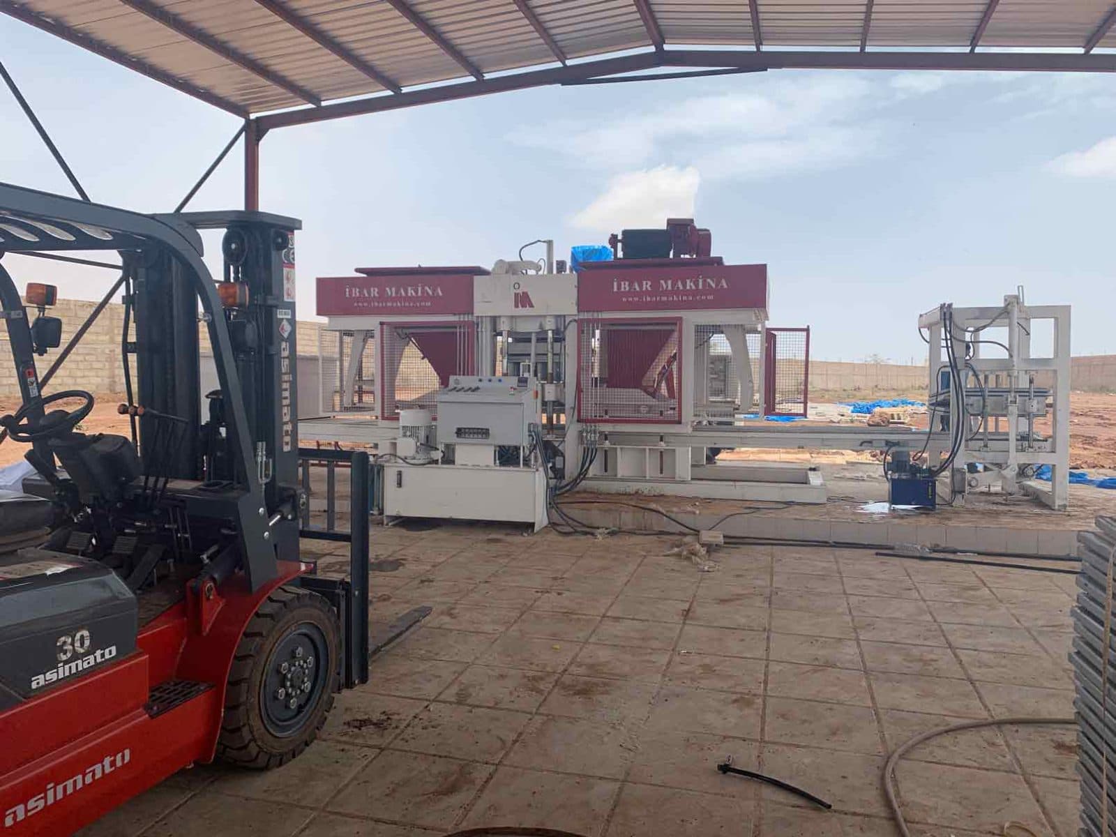 Installation d'une machine à parpaings au Sénégal