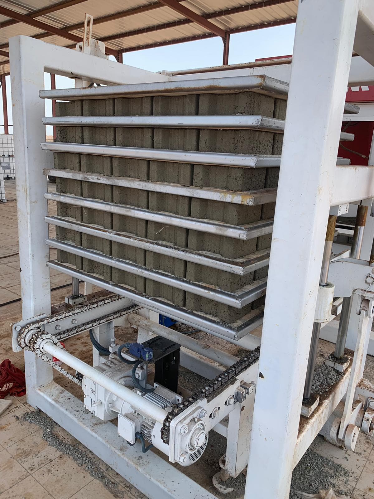 Installation d'une machine à parpaings au Sénégal
