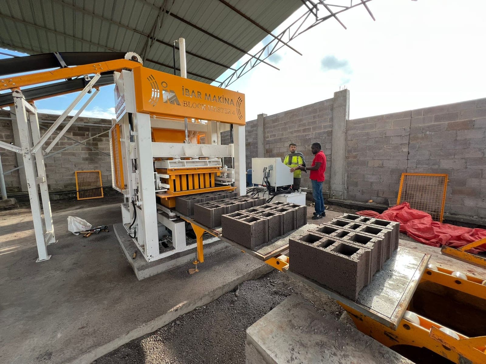 BLOCKMASTER 4 with control panel, hydraulic unit and roller pallet conveyor in Kolwezi, DR Congo