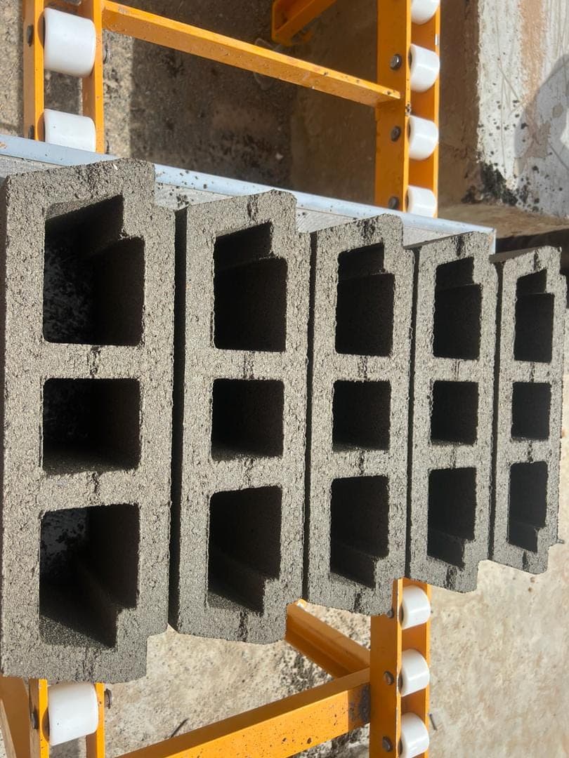 Close-up of the hollow side profile of five fresh hourdis on the pallet trolley, BLOCKMASTER 4, Senegal