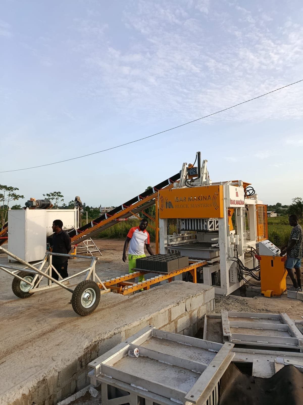 BLOCKMASTER 8 block machine with pallet trolley and operators in Abidjan, Côte d'Ivoire