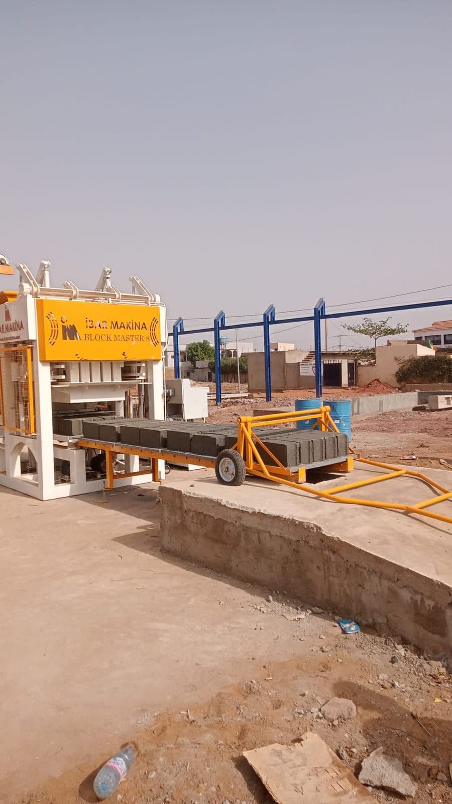 Pallet trolley taking fresh blocks from the BLOCKMASTER 8 pallet conveyor in Bamako, Mali