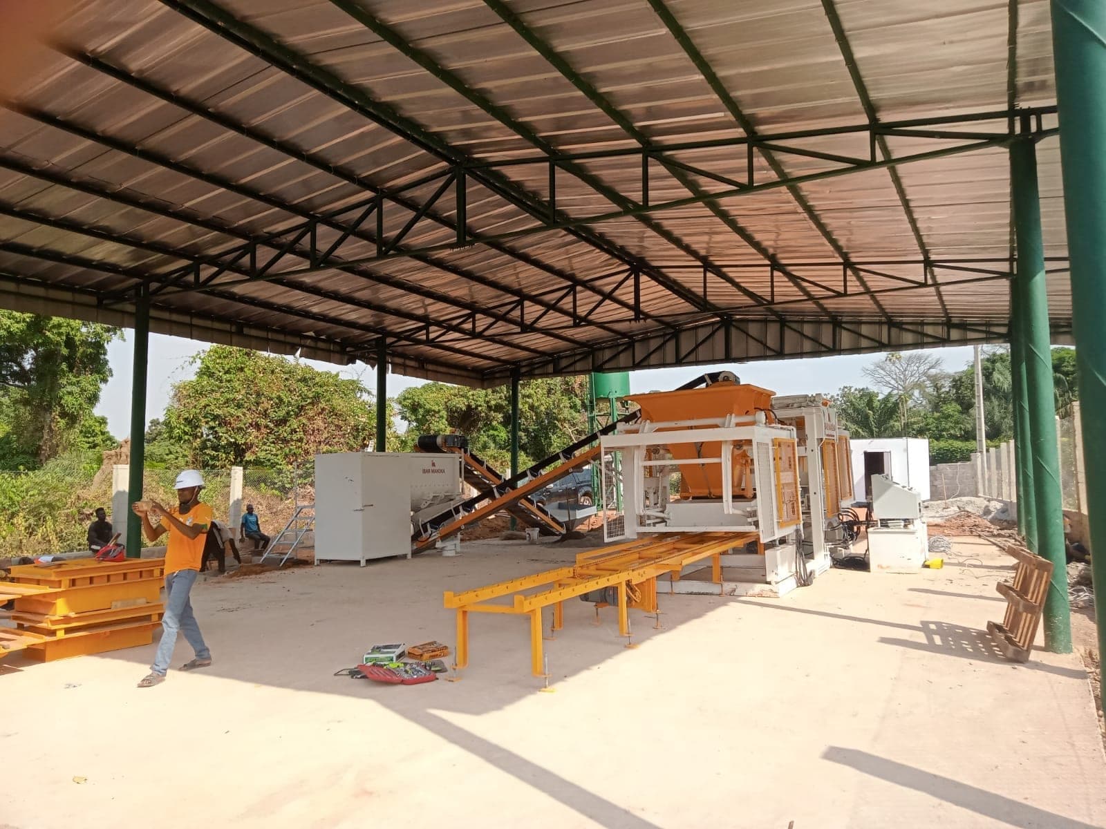 Installation d'une machine à briques CBM 25 à Bouaké, Côte d'Ivoire