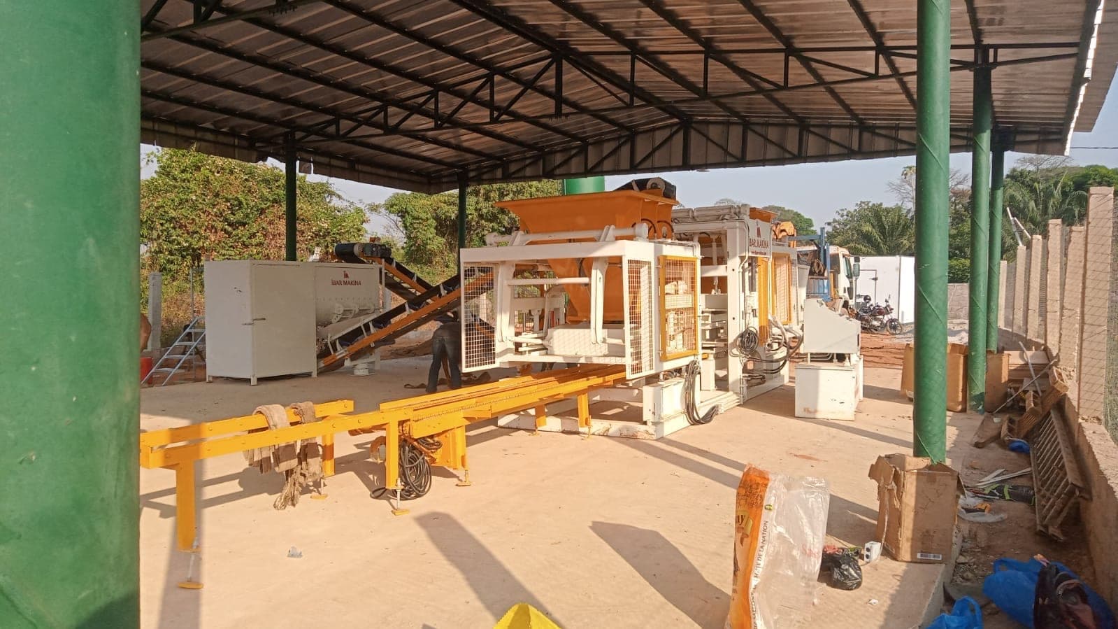 CBM 25 block and paving stone machine and pallet conveyor, Bouaké installation
