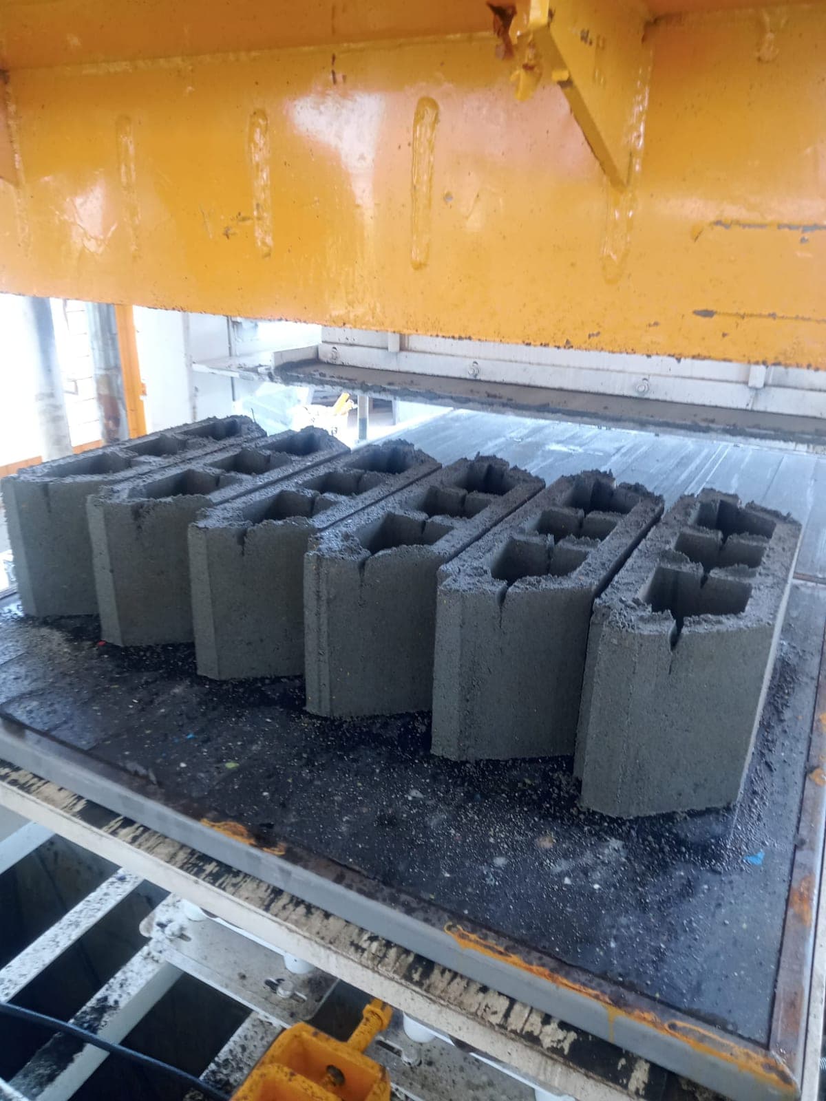 Hollow blocks just pressed under the CBM 25 mould