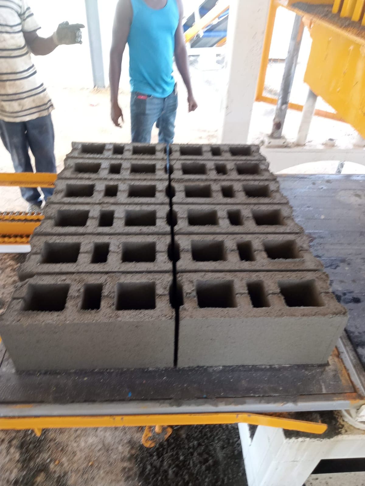 Blocks produced in double rows on the CBM 25 in Gabon