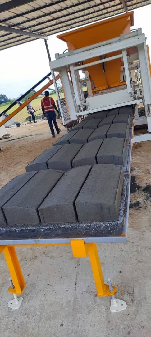 Solid concrete blocks on the pallet conveyor of the CBM 25, Gabon
