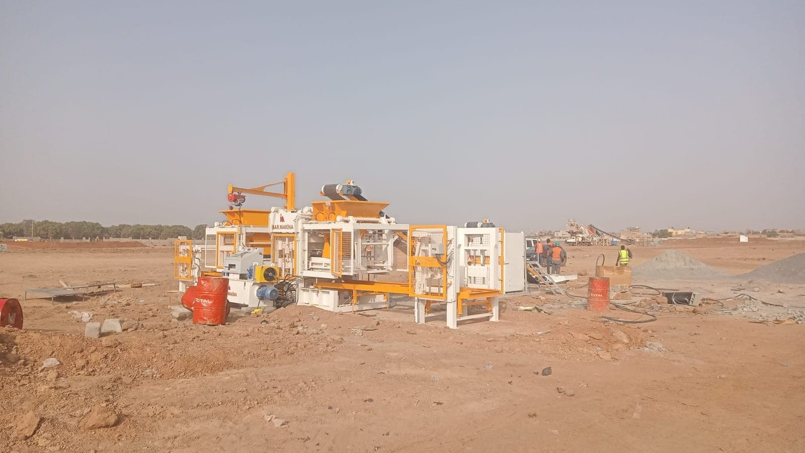 Wide view of the CBM 25 R block plant during installation in Mali
