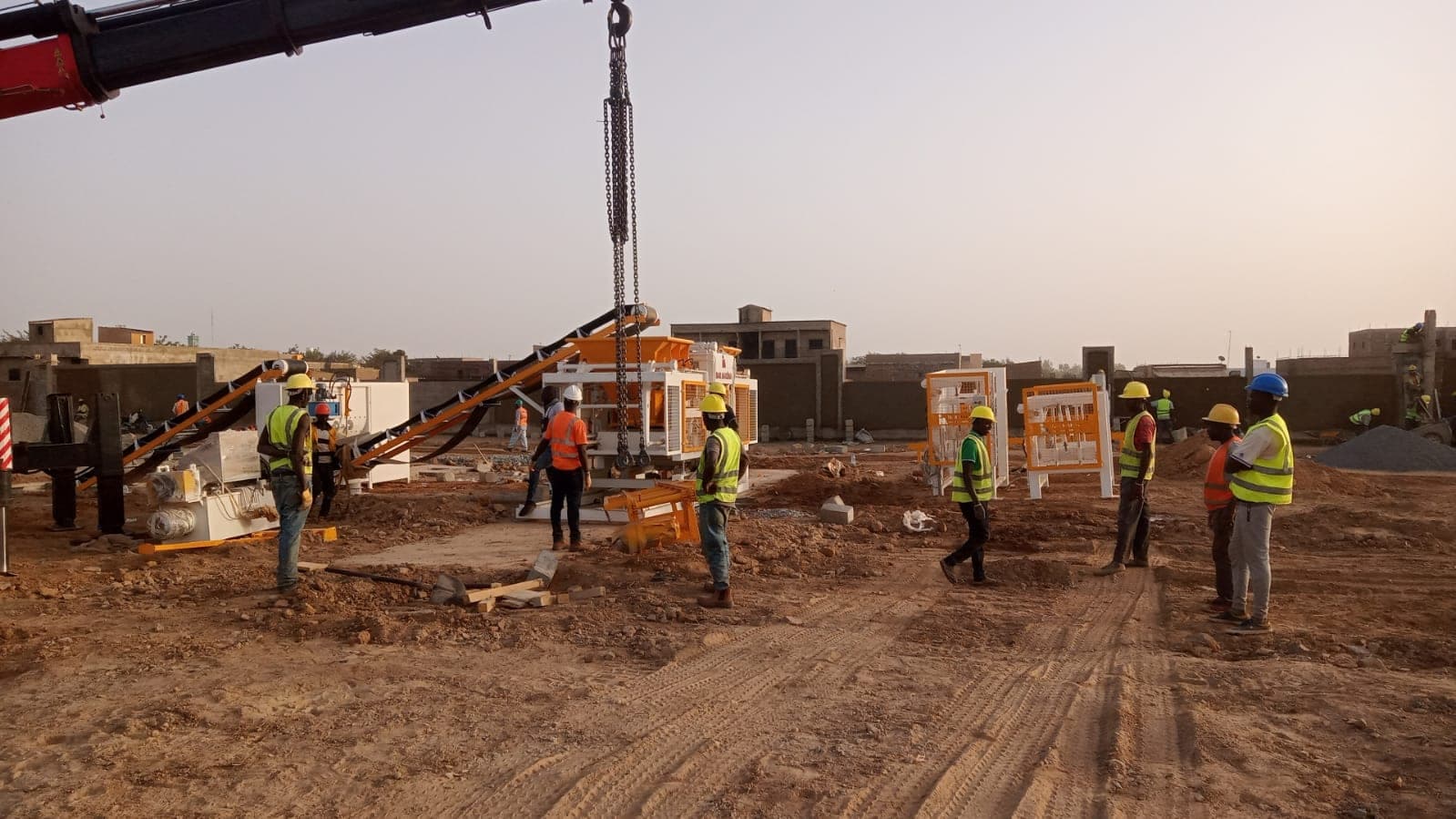 İBAR MAKİNA installation team and crane at the CBM 25 R site in Mali
