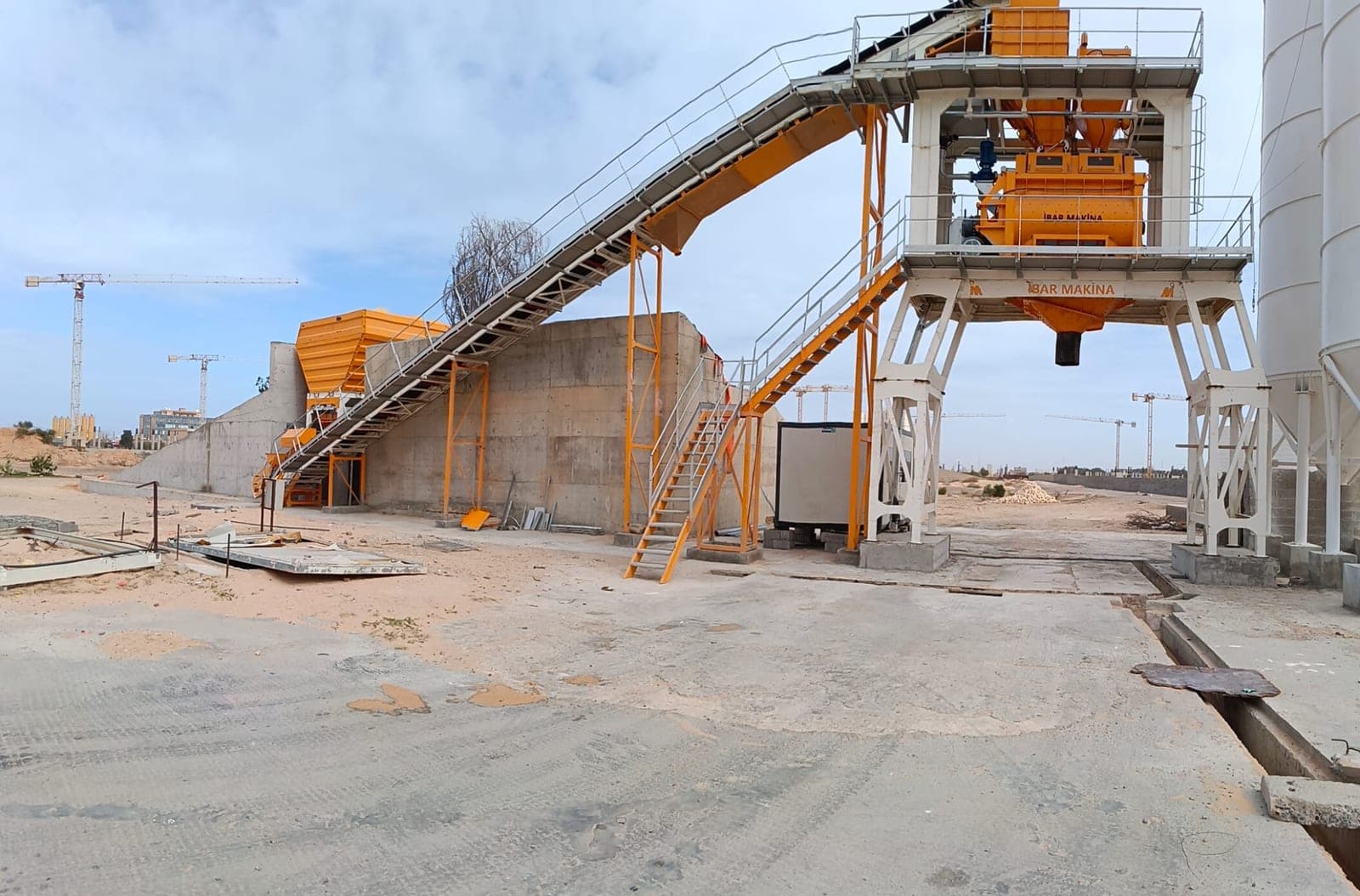 PROMIX 135 stationary concrete batching plant in Misrata, Libya: aggregate bins, transfer belt, mixer tower and cement silos