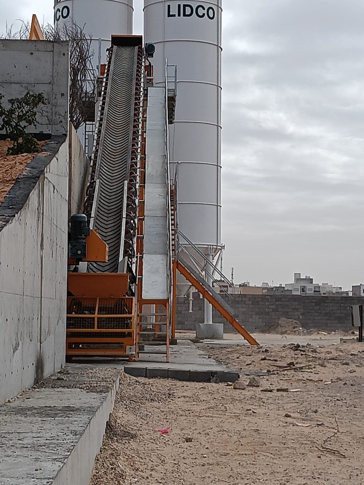 Inclined transfer belt and cement silos of the PROMIX 135 batching plant in Misrata, Libya