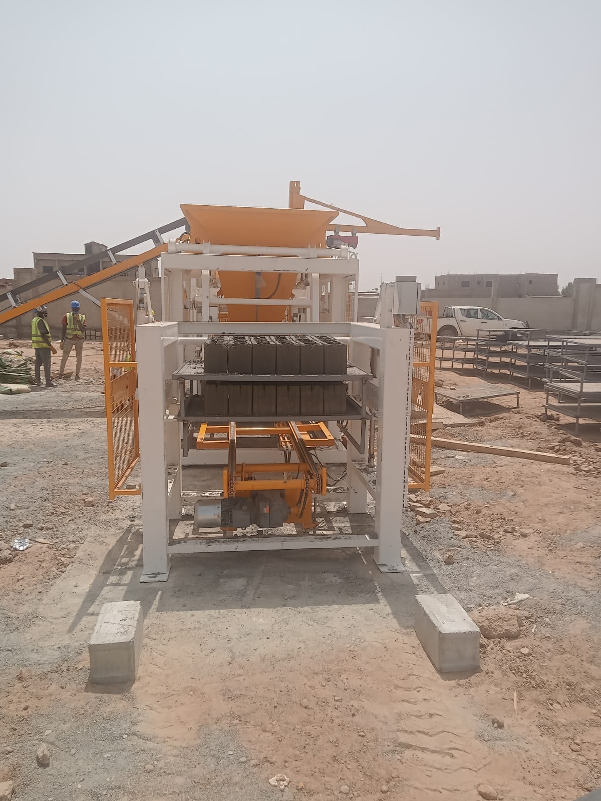 በማሊ በ CBM 25 R የፓሌት መደርደሪያ ሮቦት የተደረደሩ ሁለት አዲስ የኮንክሪት ብሎኬት ፓሌቶች